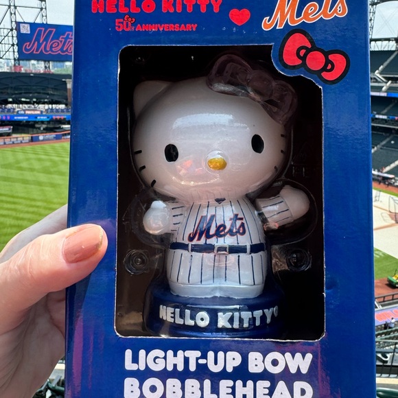 Hello Kitty New York Mets collab 5/26/24 RARE NOT AVAIL @STORES HELLO KITTY NIB - Picture 3 of 7